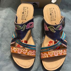 L’Artiste Brand Size 11 Sandals beautiful never worn